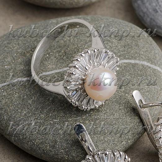 Серебряное кольцо с багетными фианитами и искусственным жемчугом, Ag-к45 фото 1