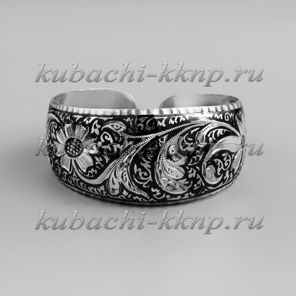 Разношрокий серебряный браслет Кубачи с цветочным чернением