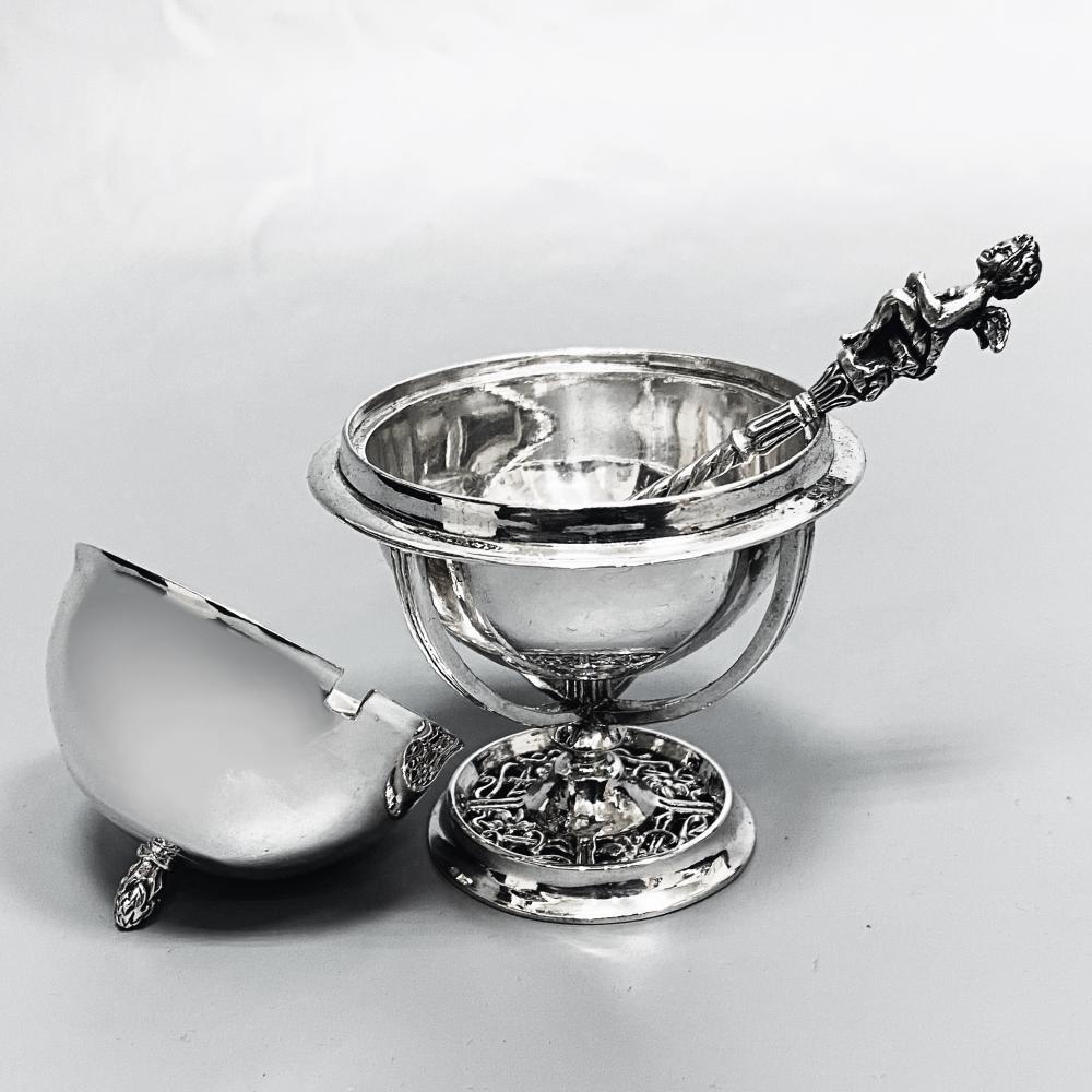 Глянцевая серебряная солонка с ложечкой-ангелочком