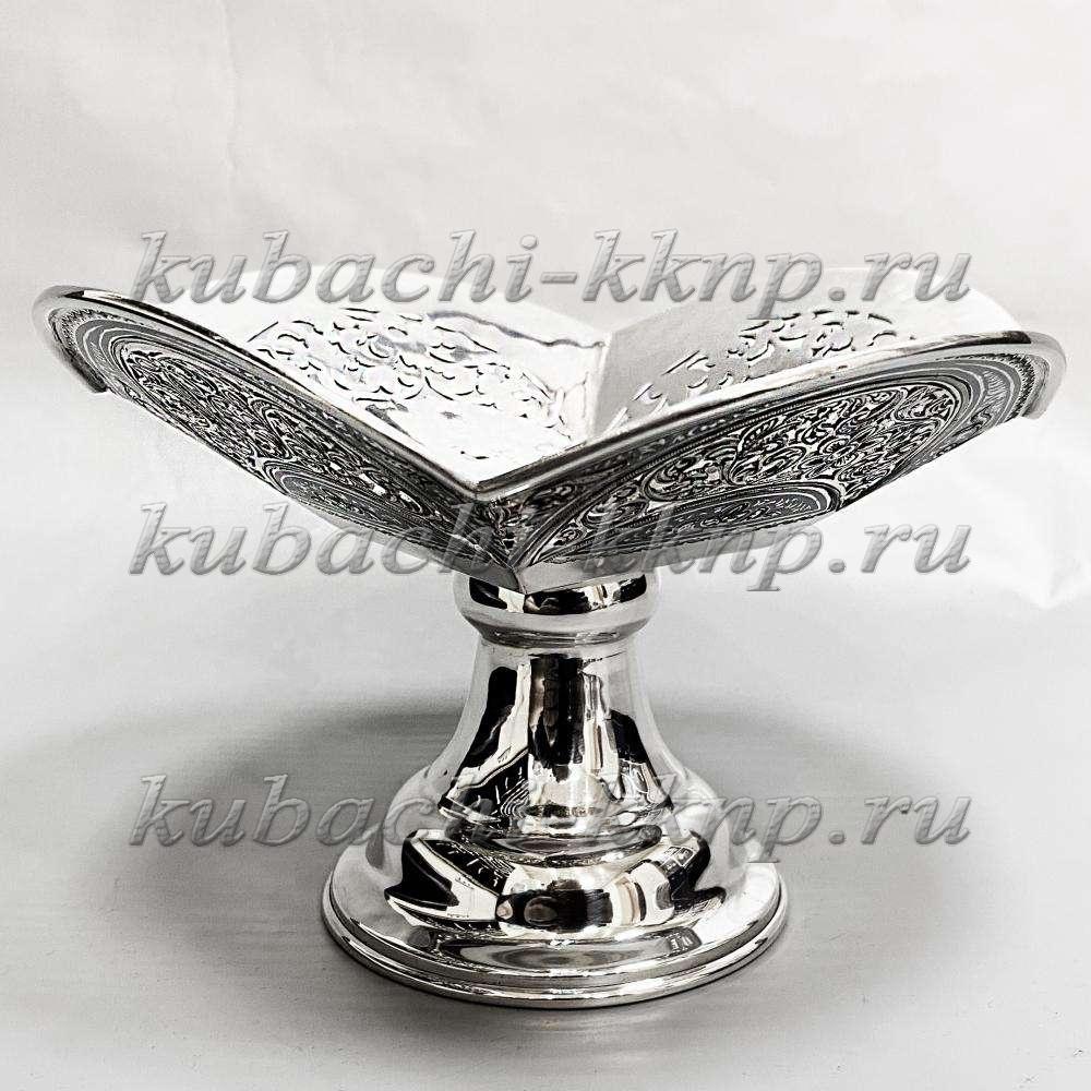 Серебряная конфетница на ножке с резным рисунком