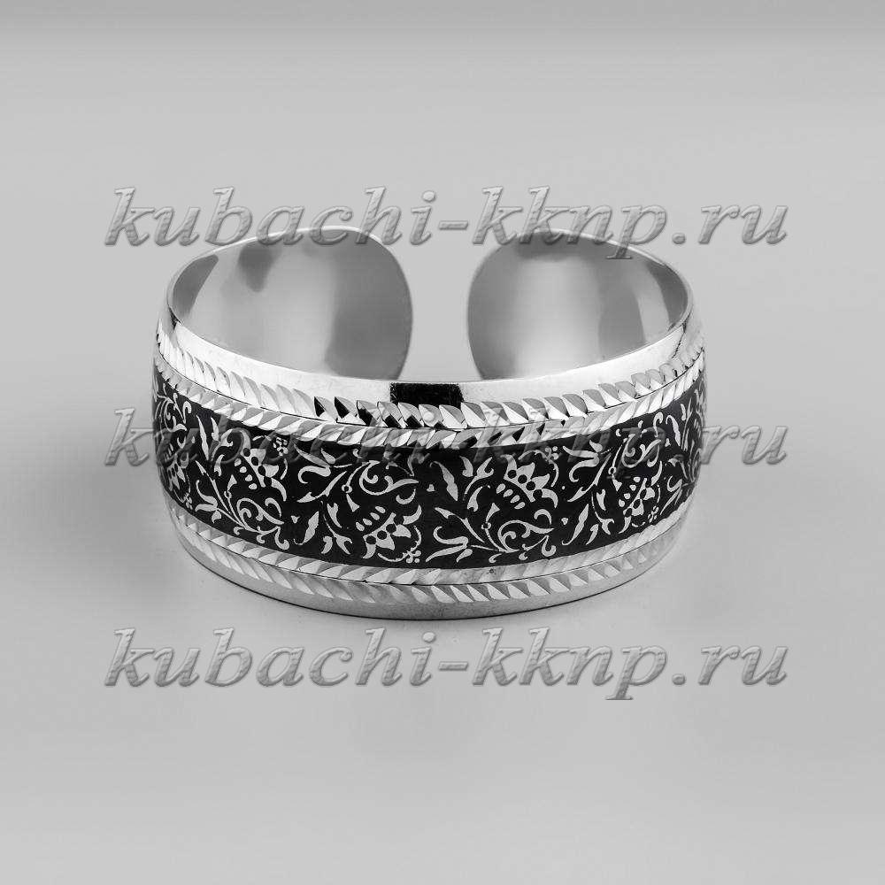 Жесткий серебряный браслет с капельками черни на женскую руку