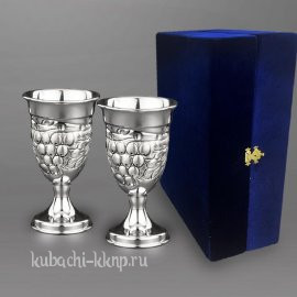 Набор из двух серебряных рюмок с чеканкой - р087-2