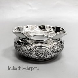 Серебряная конфетница  без ножки с красивыми узорами - кф184