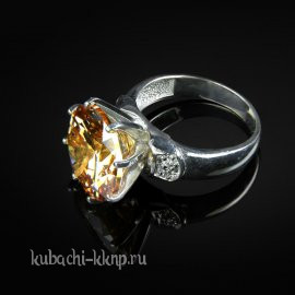 Серебряное кольцо с большим фианитом цвета раухтопаз  