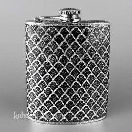 Небольшая серебряная фляга с откидной крышкой 