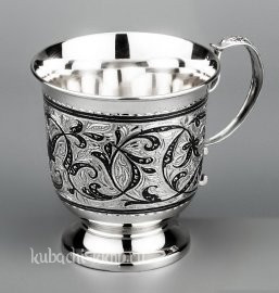 Красивая серебряная кружка с орнаментом на ножке - кр00026