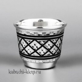 Небольшая серебряная стопка 