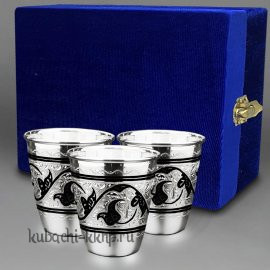 Набор из трех больших серебряных стопок 