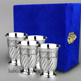 Набор из четырех серебряных стопок 
