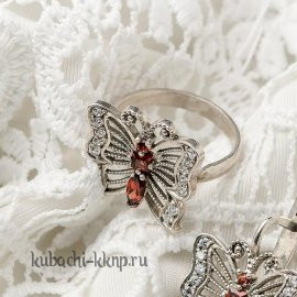 Серебряное кольцо с натуральными гранатами и фианитами 