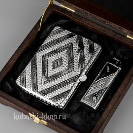 Серебряный портсигар с зажигалкой с похожим орнаментом - пдс035з