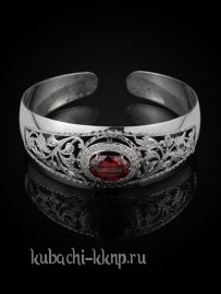 Серебряный браслет кубачи жесткий с красным фианитом и гравировкой - бр1001