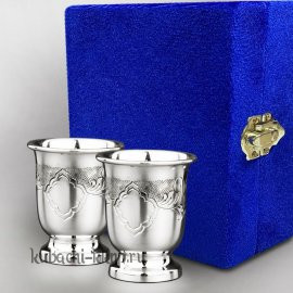 Набор (из двух) серебряных стопок с чеканкой - стп023-2
