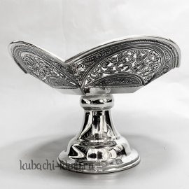 Серебряная конфетница на ножке с резным рисунком - КФ188