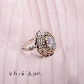 Серебряное кольцо с натуральным топазом и фианитами 