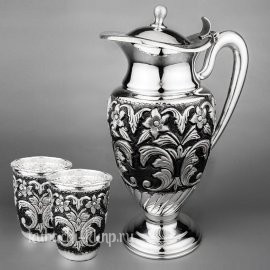 Большой серебряный кувшин с двумя стаканами 