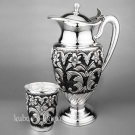 Серебряный кувшин со стаканом 
