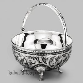 Элегантная серебряная конфетница на ножках - КФ228