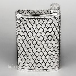 Серебряная флягас оригинальным рисунком и красивой гравировкой 260 мл - фл080