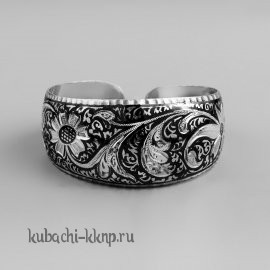Разношрокий серебряный браслет Кубачи с цветочным чернением - БР53