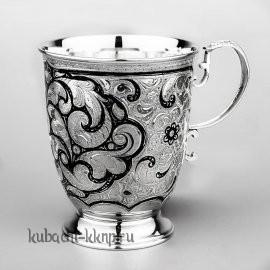 Серебряная кружка с удобной ручкой - кр102
