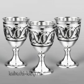 Набор из трех небольших серебряных бокалов 