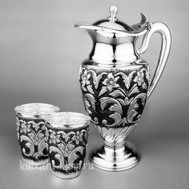 Серебряный кувшин с двумя стаканами 