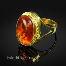 Серебряное кольцо с искусственным янтарем в оправе с позолотой - к225