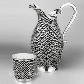 Серебряный кувшин с одним стаканом 