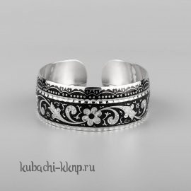 Жесткий серебряный браслет с нежным рисунком - БР190