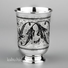 Серебряный стакан с красивым орнаментом 