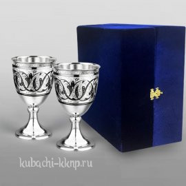 Набро небольших серебряных бокалов 