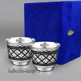 Набор небольших серебряных стопок 