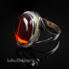 Серебряное кольцо с искусственном янтарем в оправе - к223