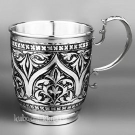 Небольшая серебряная кружка с оригинальным орнаментом - КР142