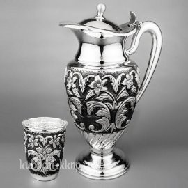 Большой серебряный кувшин с одним стаканом 