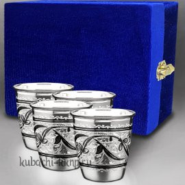 Серебряный набор из четырех (4) стопок 