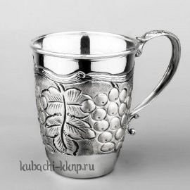 Добротная серебряная кружка 