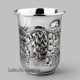 Большая серебряная стопка с виноградом 