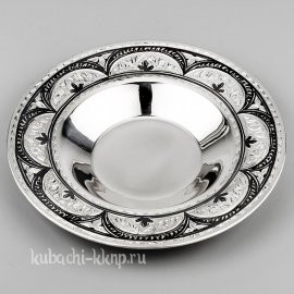 Блюдце серебряное с гравировкой и чеканкой - бл05