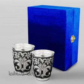 Набор их двух серебряных стаканов с чеканкой - ст065м-2