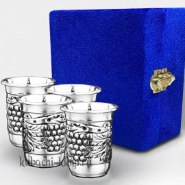 Набор из четырех небольших серебряных стопок 