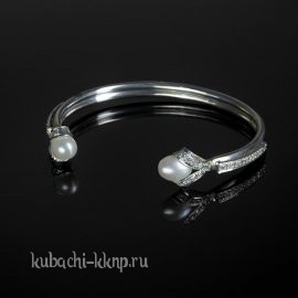 Серебряный глянцевый жесткий браслет с искусственным жемчугом и фианитами - бр2