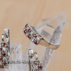 Серебряное кольцо с белыми фианитами и натуральными гранатами 