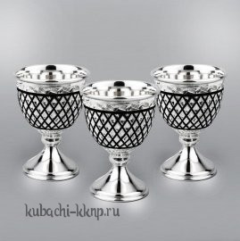 Набор  из трех серебряных рюмок- чарок на ножке - р00047-3