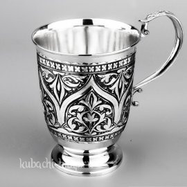 Большая серебряная кружка с оригинальным орнаментом - КР138