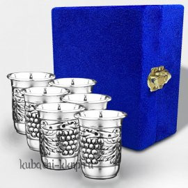 Набор из шести небольших серебряных стопок 
