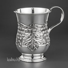 Серебряная кружка для воды «Виноград» на ножке, 275 мл - кр035