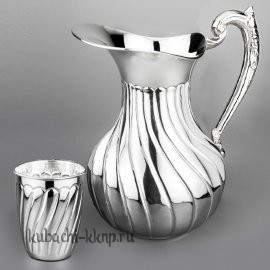 Большой серебряный кувшин со стаканном