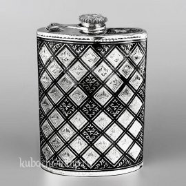 Небольшая серебряная фляжка с откидной крышкой 